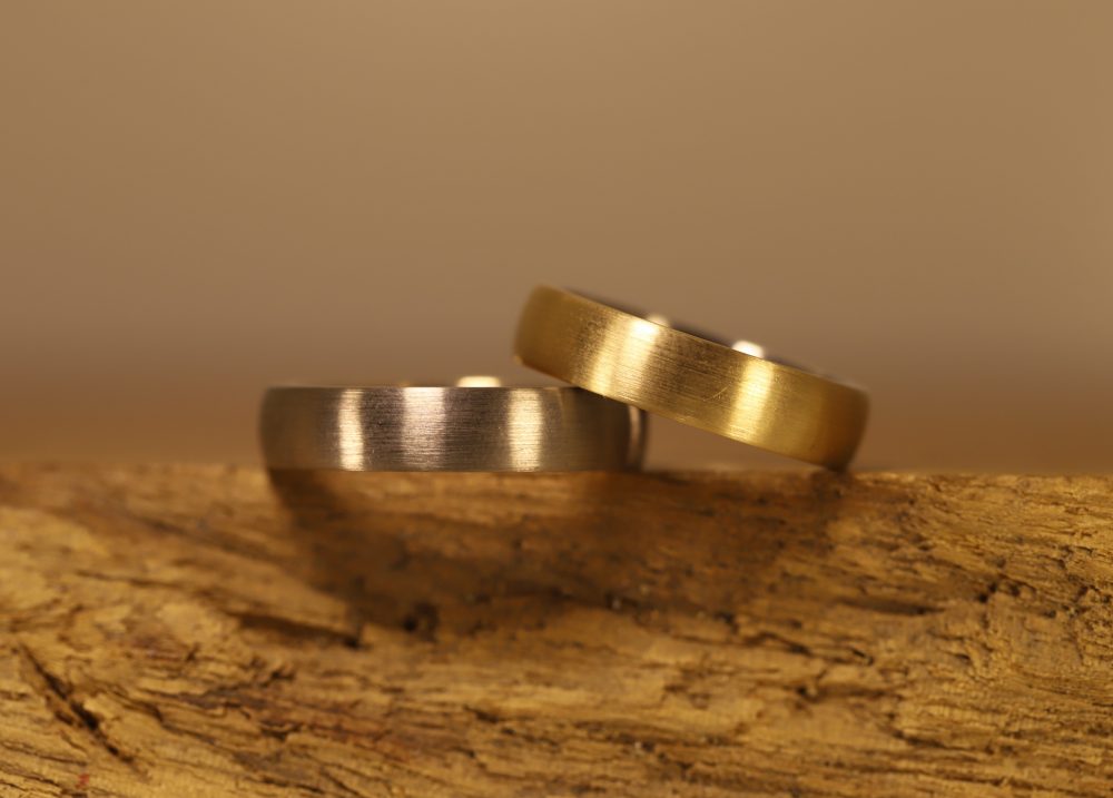 beautiful simple plug-in soldering rings made in schmuckgarten, the men's ring is gray gold on the outside and rose gold on the inside, the women's ring is rose gold on the outside and gray gold on the inside