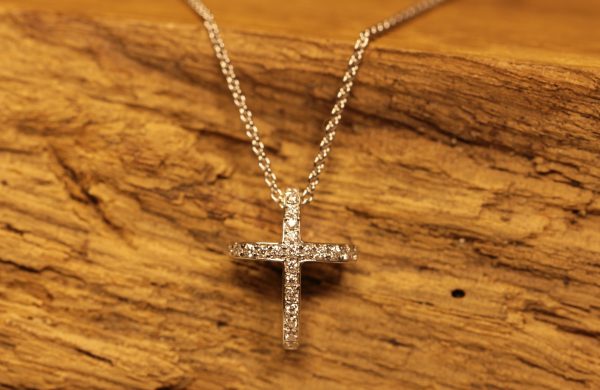 Croix en or blanc avec diamants (1)