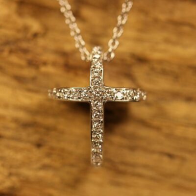 Croix en or blanc avec diamants (3)