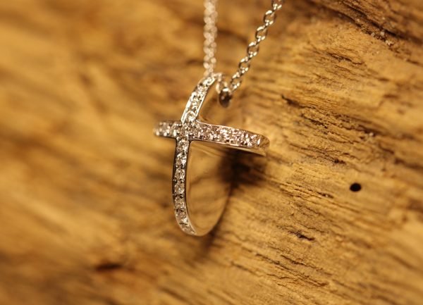 Croix en or blanc avec diamants (4)