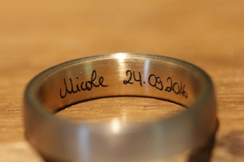 Anillo de matrimonio grabado con tu propia letra con láser
