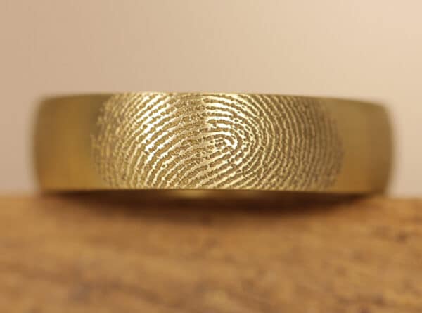 Fede nuziale con incisione dell'impronta digitale all'esterno dell'anello