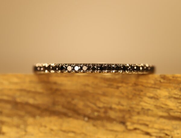 Beisteckring in 585 gray gold with 0.01ct black brilliant-cut diamonds in a crown setting half-set