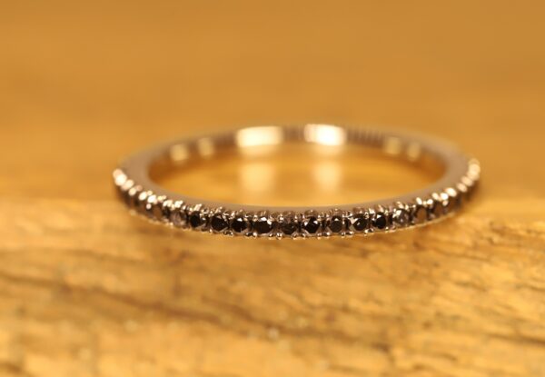 Beisteckring in 585 gray gold with 0.01ct black brilliant-cut diamonds in a crown setting half-set