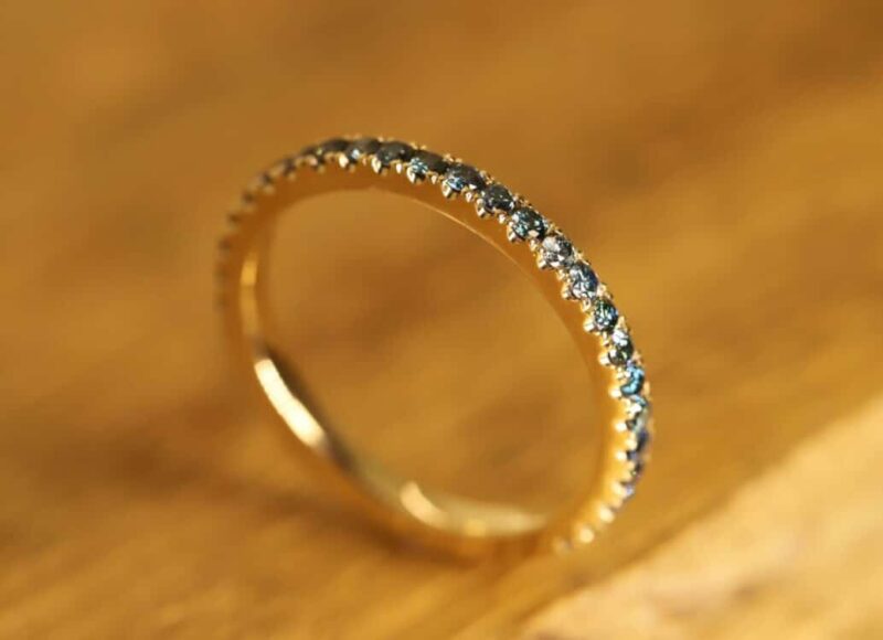 Anello in oro rosa 585 con diamanti blu taglio brillante da 0,015 ct (trattati) in una montatura a mezza corona