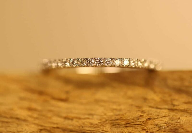 Anello in oro bianco 585 con diamanti taglio brillante da 0,01 ct su montatura a mezza corona