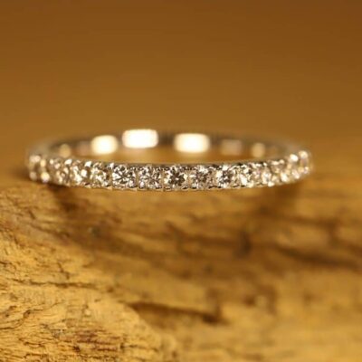 Anello in oro bianco 585 con diamanti taglio brillante da 0,018 ct su montatura a mezza corona