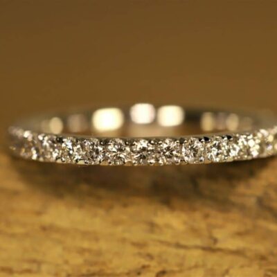 Anello in oro bianco 585 con diamanti taglio brillante da 0,02 ct su montatura a mezza corona