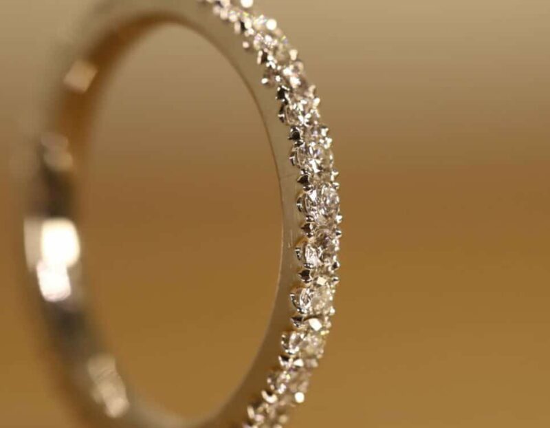 Anello in oro bianco 585 con diamanti taglio brillante da 0,02 ct su montatura a corona 1/1
