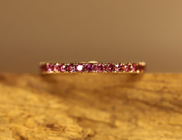 Beisteckring in 585 rose gold with 0.015ct pink brilliant-cut diamonds (treated) in a 1/2 crown setting