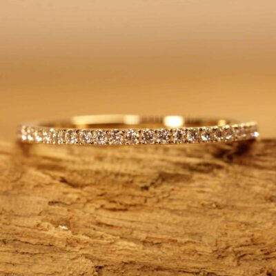 Beisteckring in 585 rose gold with 0.005ct diamonds in a crown setting set to 1/2
