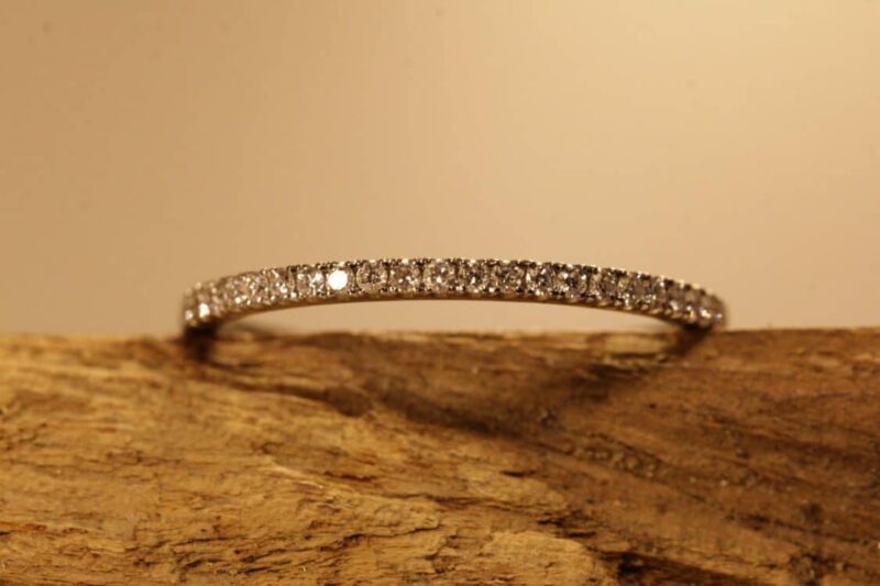 Beisteckring in 585 gray gold with 0.005ct diamonds in a crown setting set to 1/2