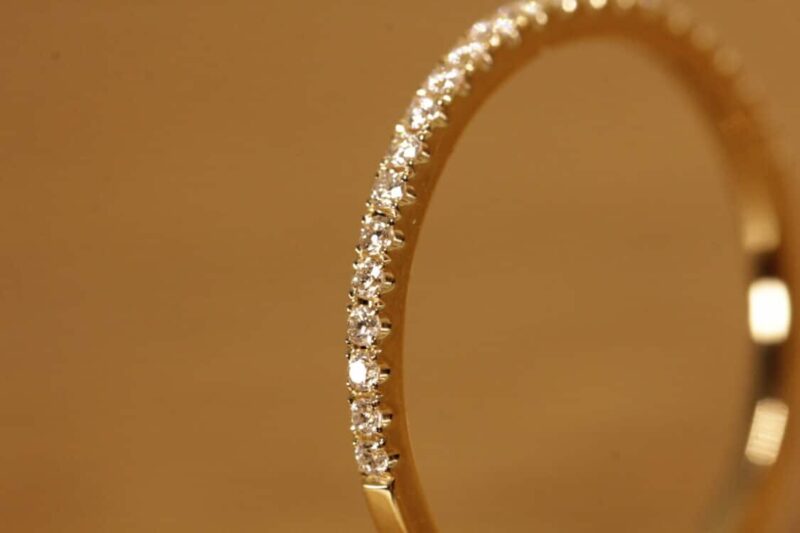 Beisteckring in 585er Rosegold mit 0,005ct Diamanten in Krönchenfassung zu 1/2 ausgefasst