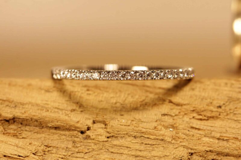 Beisteckring in 585er Graugold mit 0,005ct Diamanten in Krönchenfassung zu 1/2 ausgefasst