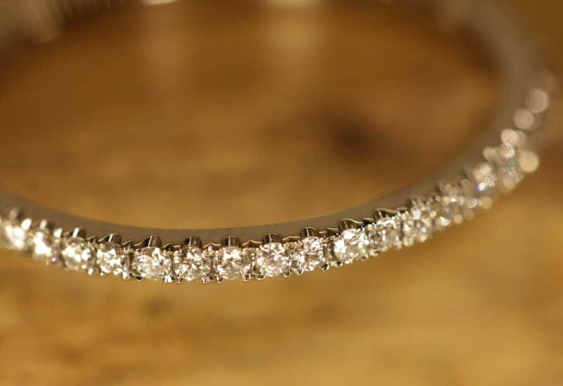 Beisteckring in 585er Graugold mit 0,005ct Diamanten in Krönchenfassung zu 1/2 ausgefasst