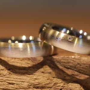 Fedi nuziali fedi a disco anello da donna in oro giallo 585 bicolore e oro bianco decorato con piccoli diamanti taglio brillante