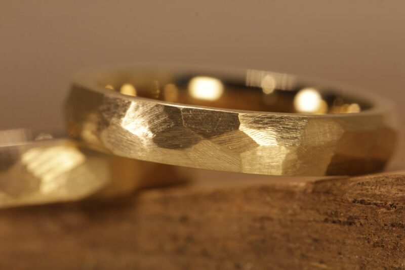 Wedding rings Rockig 750 yellow gold 18 kt roughly filed optics