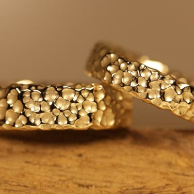 Maravillosos anillos de boda hechos de 585 burbujas superficiales de oro amarillo