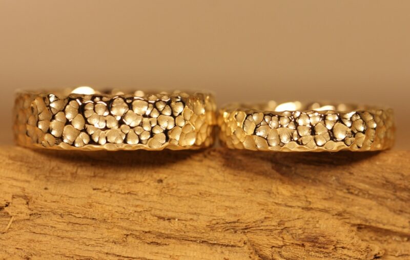 Maravillosos anillos de boda hechos de 585 burbujas superficiales de oro amarillo