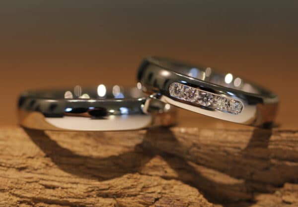 Wedding rings 750 white gold surface polished Ladies ring with 5 brilliant diamonds horizontal