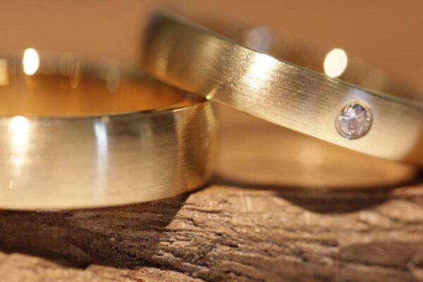 Anillos de boda estrechos clásicos hechos de anillo de mujer de oro amarillo 585 con diamante blanco