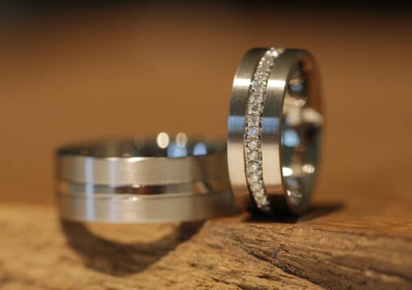 Fedi nuziali in oro bianco 585, anello da donna opaco con diamanti tutt'intorno, anello da uomo al centro del listello, lucido tutt'intorno