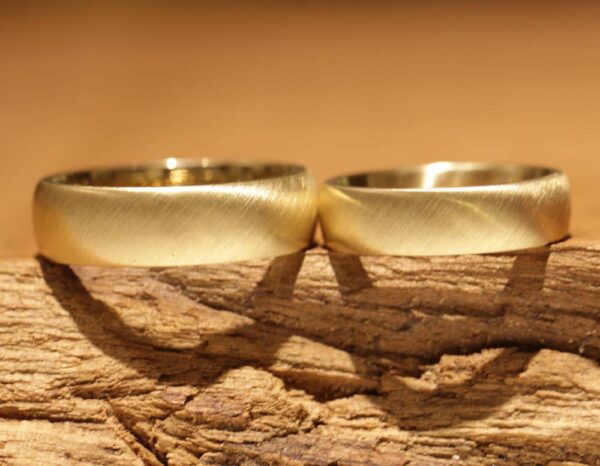 Wedding rings made of 585 yellow gold with an oblique matt finish