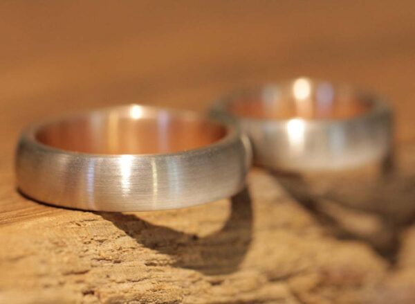Une paire d'anneaux de mariage anneaux plug-in à l'extérieur 585 or gris à l'intérieur 585 or rouge