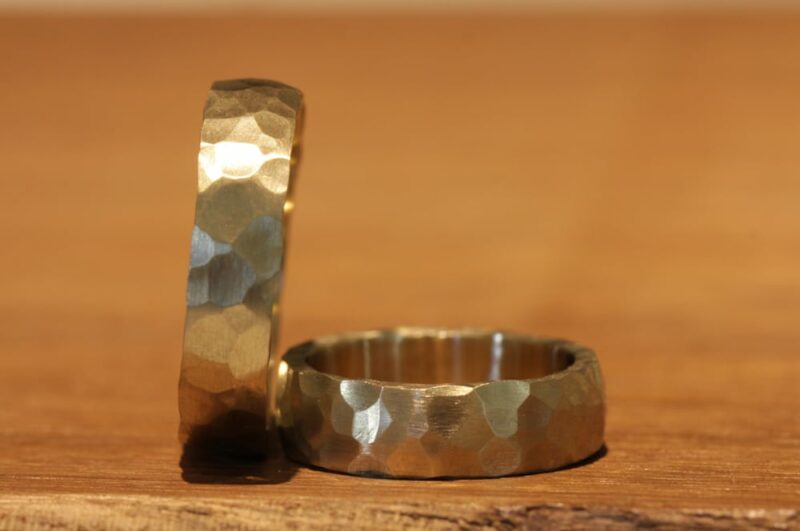 A pair of wedding rings made of 585 yellow gold, hammered, roughly beaten