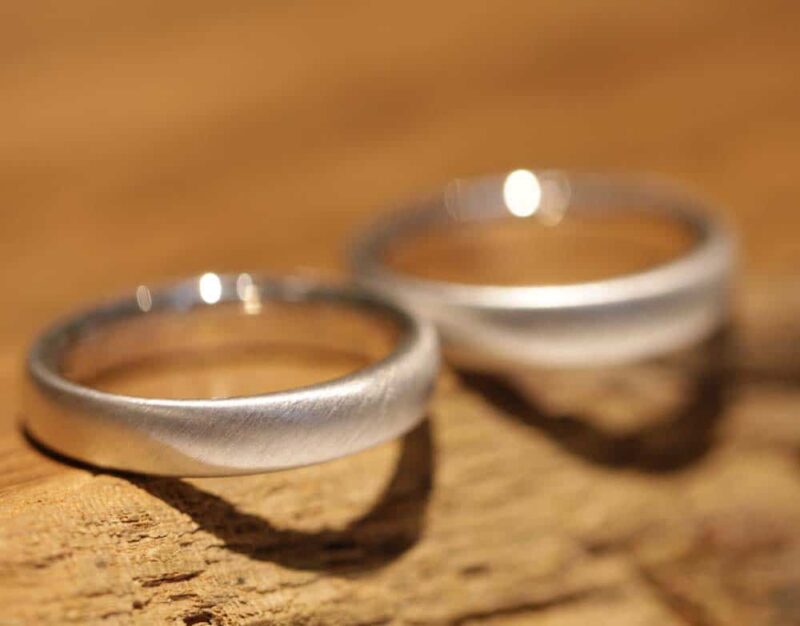 Un par de anillos de boda enmarañados en diagonal en platino 950 estrechos