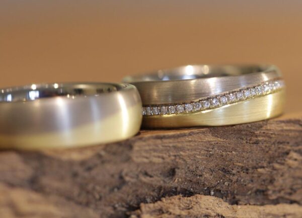 Fedi nuziali nobili fedi a onda in oro giallo 585 e anello da donna in oro grigio con diamanti taglio brillante
