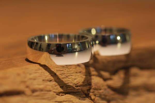 Simple wide wedding rings in 750 gray gold