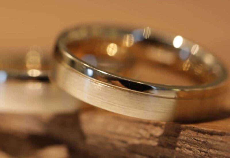 Wedding rings with a matt and polished surface in 750 yellow gold
