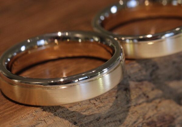 Elegantes anillos de boda, anillos de tarta de oro amarillo 585, corte mate y oro gris pulido