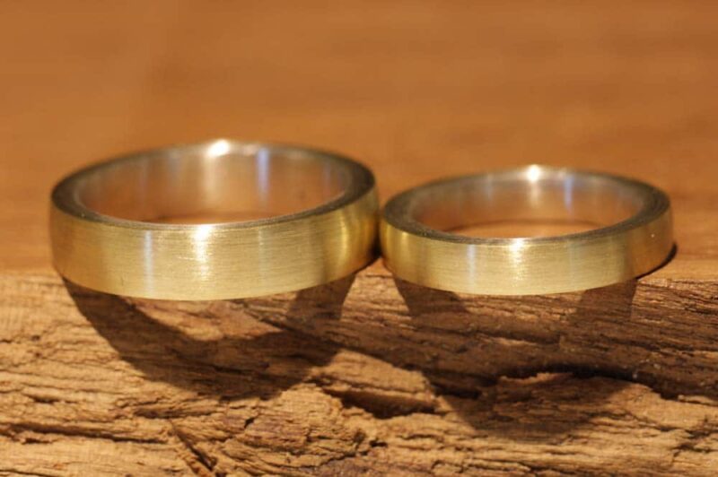 Anillos de boda, anillos de loet, longitudinalmente mate, hechos de oro amarillo 750 por fuera y oro blanco de Stolberg por dentro.