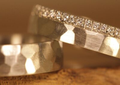 Besondere Hochzeitsringe aus 950er Platin mit Hammerschlag und Damenring mit Brillanten rundum