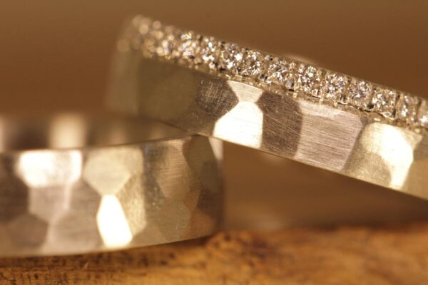 Besondere Hochzeitsringe aus 950er Platin mit Hammerschlag und Damenring mit Brillanten rundum