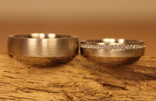Un par de anillos de boda de corte mate hechos de un anillo de mujer de oro gris 750 con diamantes