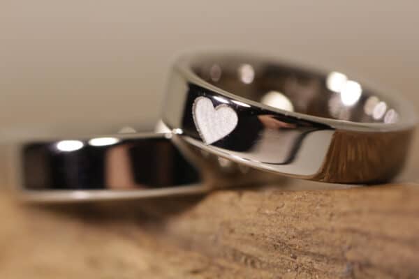Wedding rings made of 585 gray gold, polished and heart engraved on the outside