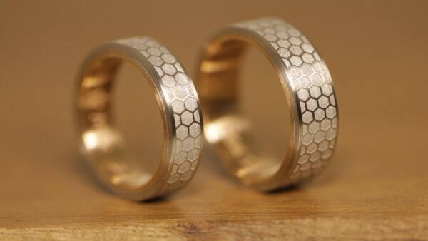 Wedding rings with honeycomb engraving on the outside made of 585 white gold and rose gold