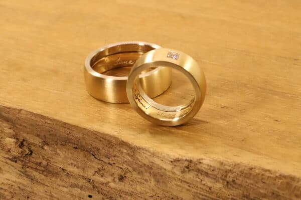 A pair of wedding rings made of 750 yellow gold ladies ring with diamond