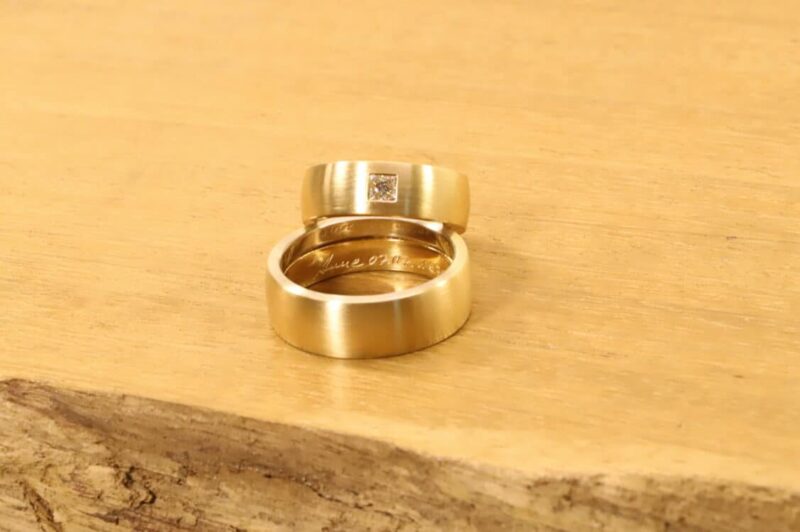 Un par de anillos de boda de oro amarillo 750 anillo de mujer con diamante.