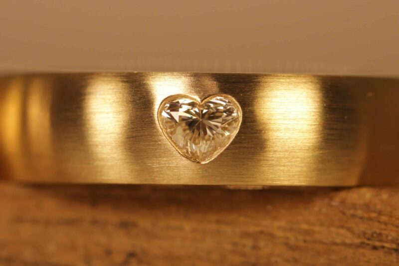 Ehering aus 750er Gelbgold Damenring mit weissen Diamant als Herzform
