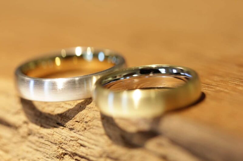 Beautiful, simple wedding bands, brooches, lengthwise matt, made of 585. Women's ring, outside, yellow gold, inside, gray gold, men's ring, outside, gray gold, inside, yellow gold