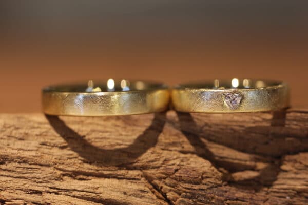 Wedding rings in 585 yellow gold, ice matt ladies ring with diamonds, heart shape