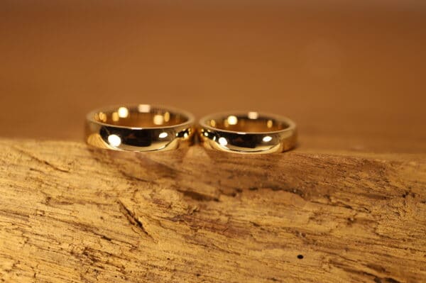 Classic narrow wedding ring made of 750 yellow gold