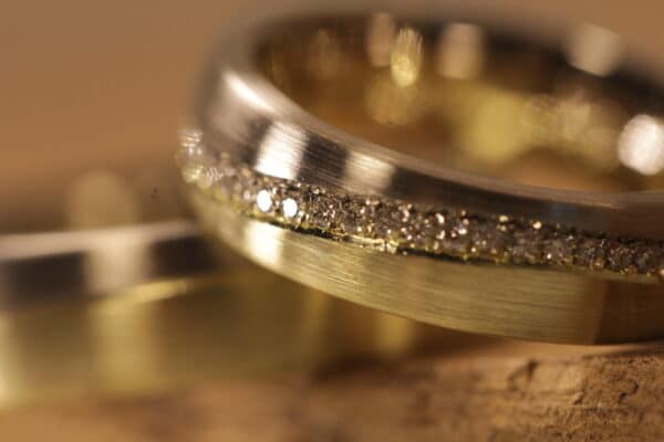 Bagues de mariage Bagues vague en or jaune 585 et bague pour femme en or gris avec des diamants tout autour