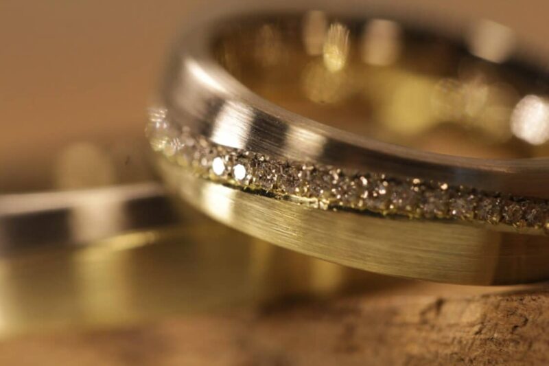Fedi nuziali Fedi Wave in oro giallo 585 e anello da donna in oro grigio con diamanti tutt'intorno
