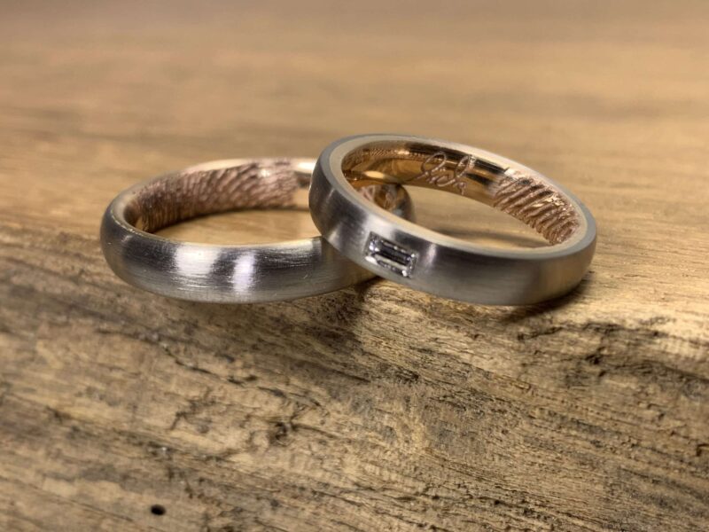 A pair of wedding rings made of 585 gray gold and rose gold, women's ring with baguette diamond and laser engraving