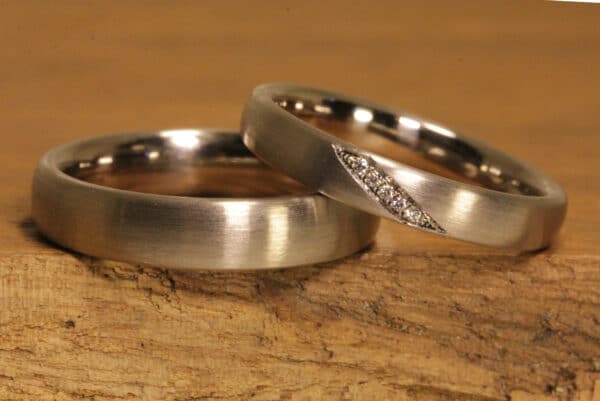Simple matted wedding rings made of 585 white gold ladies ring with diamonds